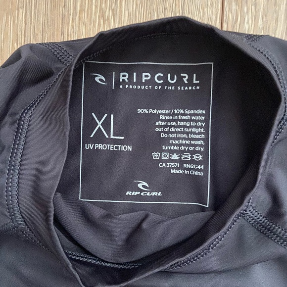 Rip Curl Rashguard (kids XL, women’s small) - Picture 3 of 6